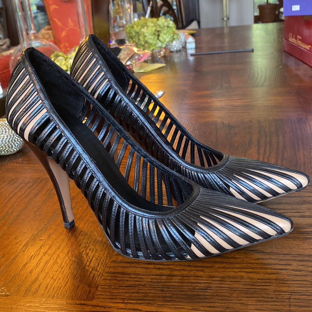 EUC GUCCI Sz 8B Black “Strips” 4.5” Gorgeous Pump